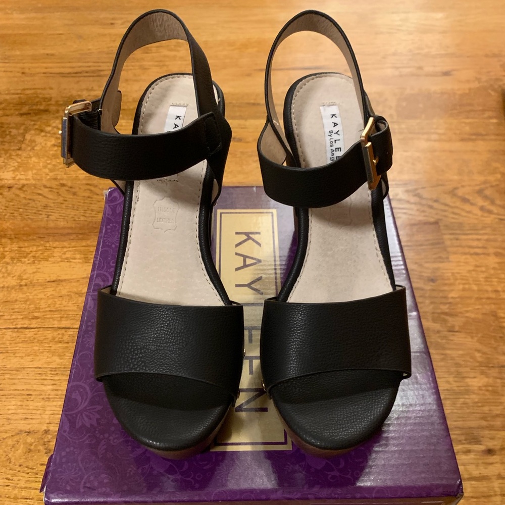 Women’s bold studded sandal sz 6